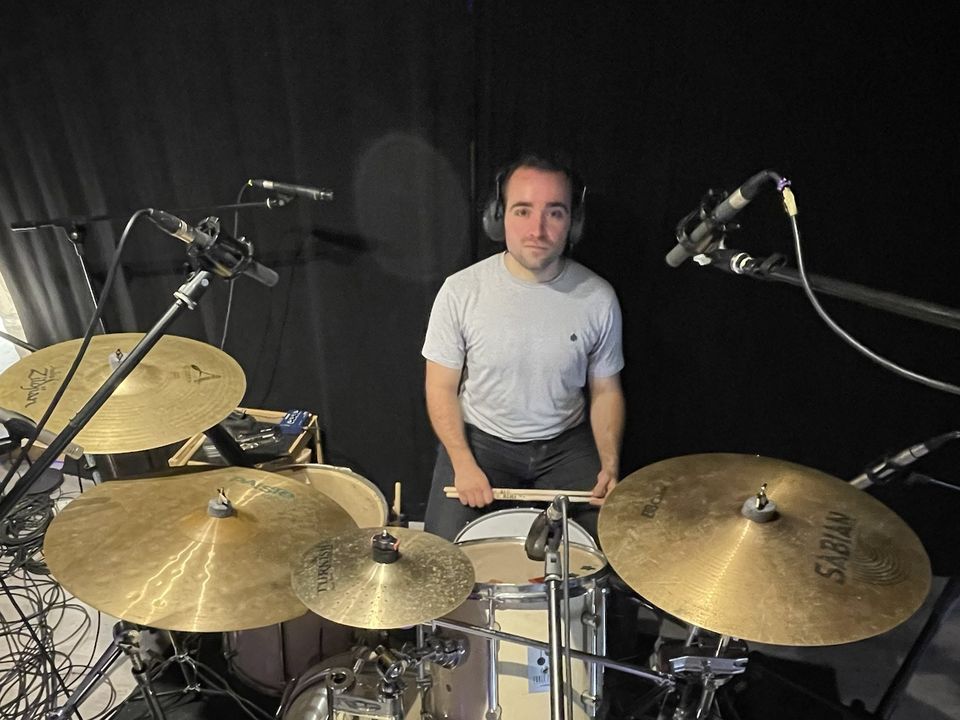 Batería grabando en el estudio con la batería microfonada, en una sesión de rock