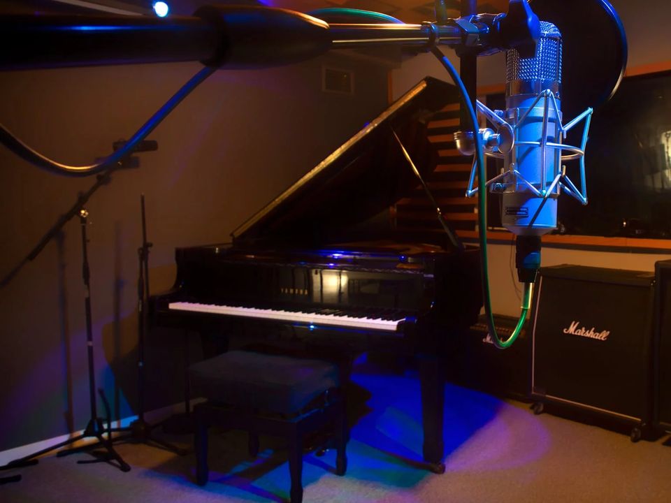 Klinik Premium, estudio de grabación en Madrid: sala con piano de cola, micro y amplis Marshall