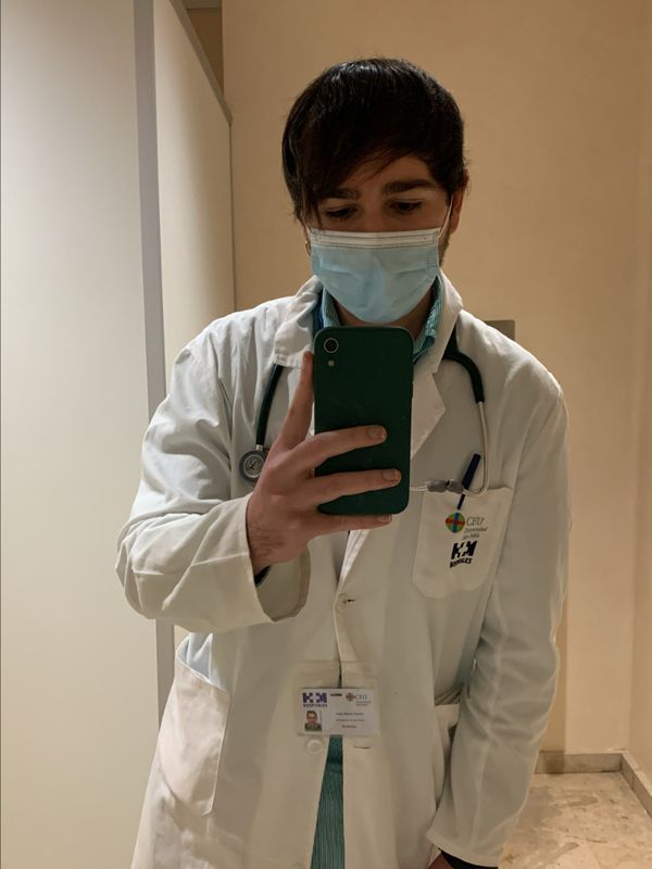 Yorch con bata de médico durante la carrera de Medicina